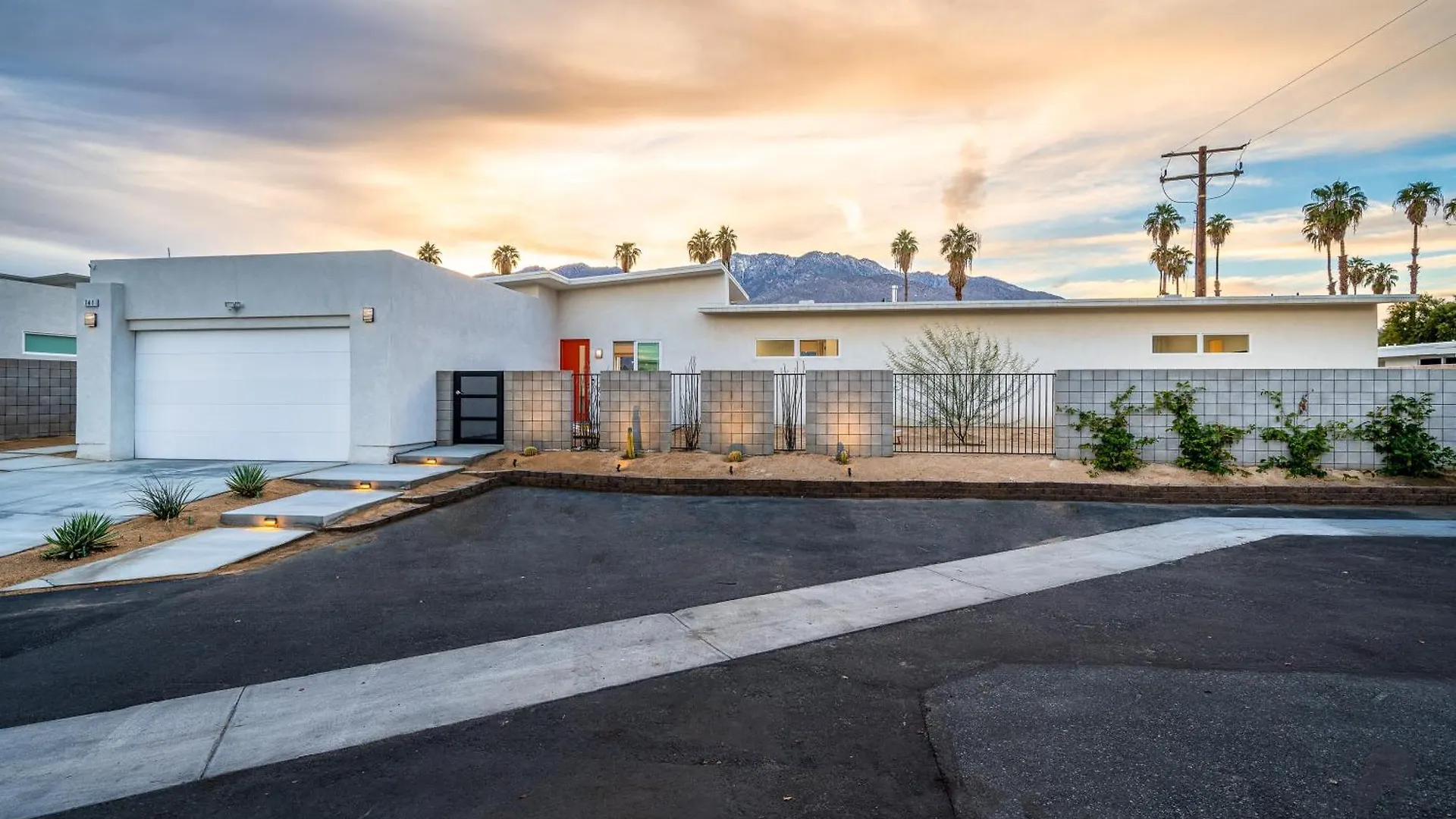 Semesterbostad Stunning Mountain Views! New Mid-Century Home! Palm Springs