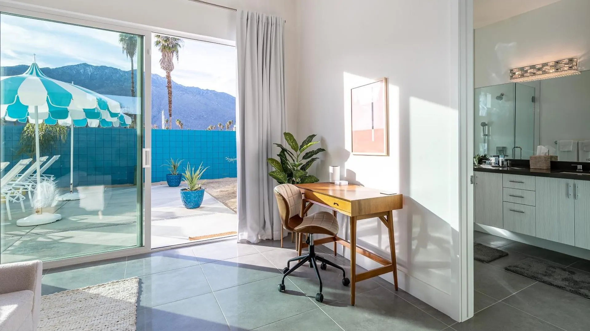 Stunning Mountain Views! New Mid-Century Home! Palm Springs 0*,